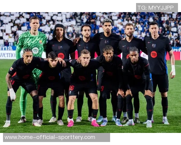 西甲发布本赛季国家德比用球：白色底+黑色和金色配饰，创新设计引领潮流